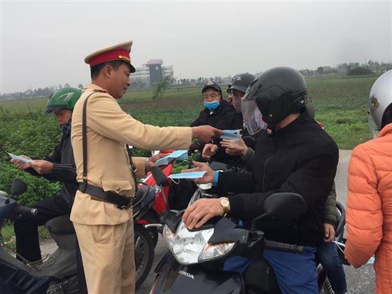 Công an Nghệ An: Phát khẩu trang miễn phí cho người dân tham gia giao thông