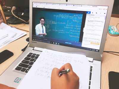 Phòng tránh dịch corona, nhiều trường tổ chức học trực tuyến