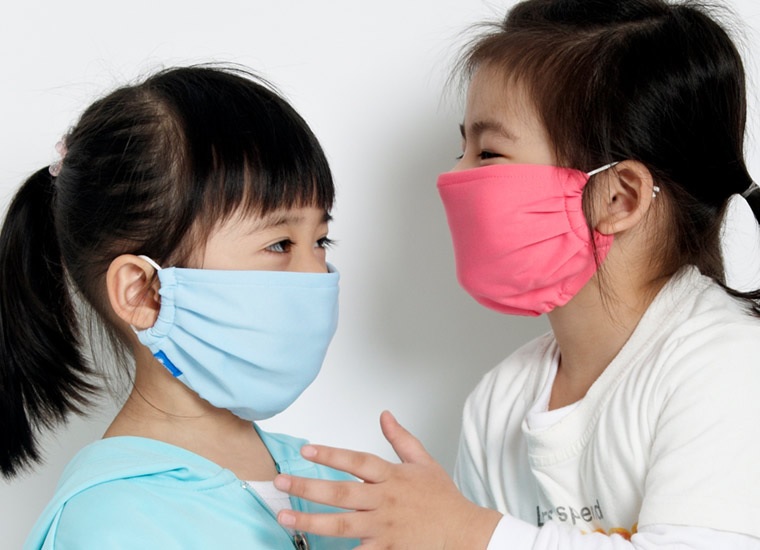 Thực hiện và hướng dẫn trẻ đeo khẩu trang khi đi đến chỗ đông người hoặc khi tiếp xúc với người có triệu chứng bệnh.