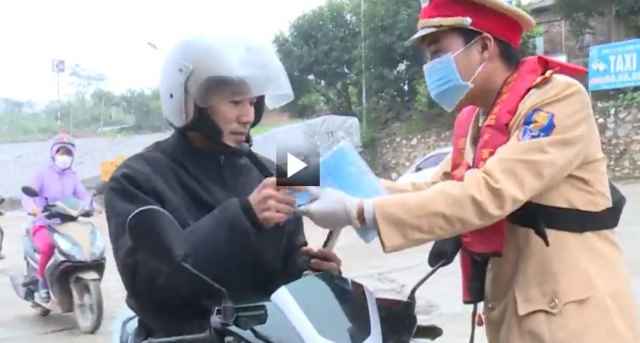 Chiến sỹ áo vàng góp tiền mua khẩu trang phát miễn phí cho dân