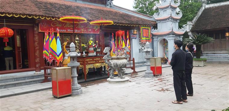 Giữa mùa dịch bệnh, đền chùa vắng khách đi lễ đầu năm