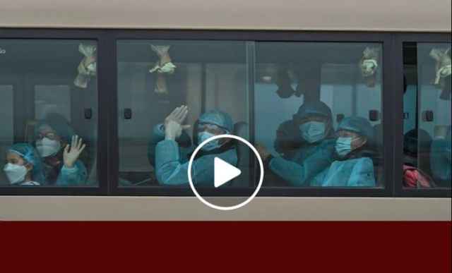 Chào đón công dân Việt Nam trở về từ tâm dịch