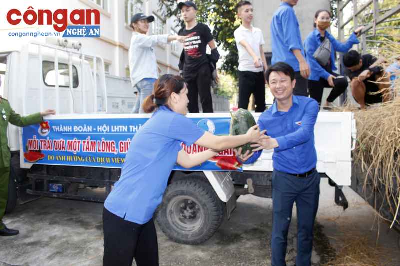 Chung tay 'giải cứu' nông sản cho nông dân