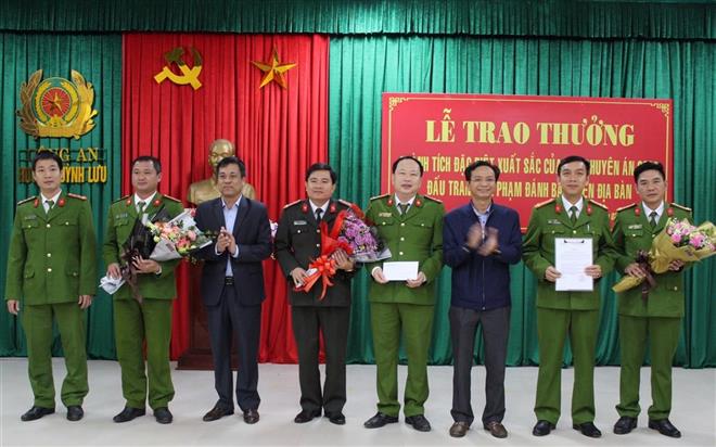 Trao thưởng chuyên án đánh bạc tiền tỷ tại Quỳnh Lưu