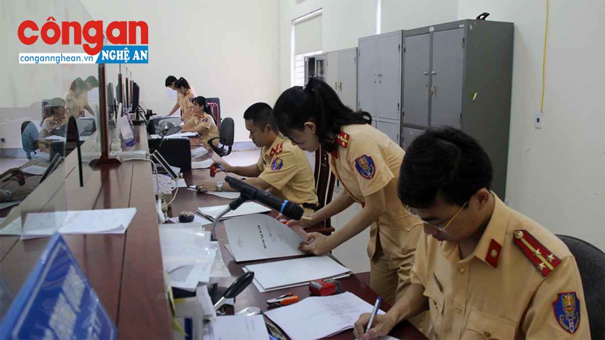 Trung tâm đăng kí phương tiện và xử lí vi phạm giao thông tại Phòng CSGT Công an Nghệ An. Ảnh: Bình Minh