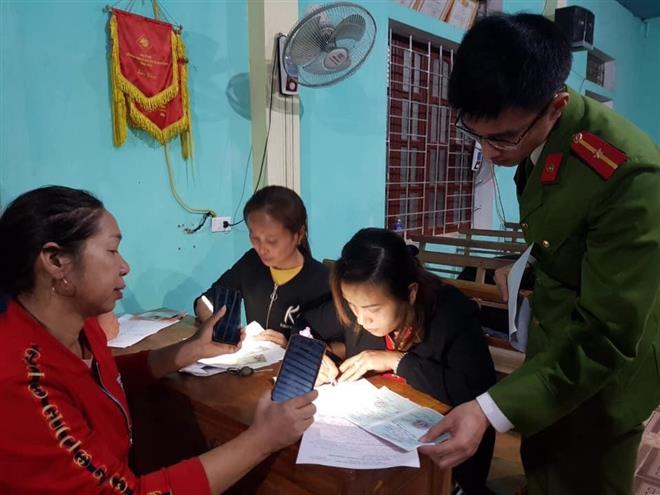 Kịp thời cấp phát hộ khẩu, CMND cho nhân dân các xã sáp nhập