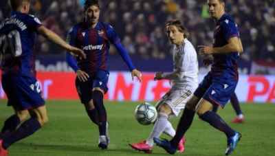 Real Madrid mất ngôi đầu vào tay Barca trước Siêu kinh điển