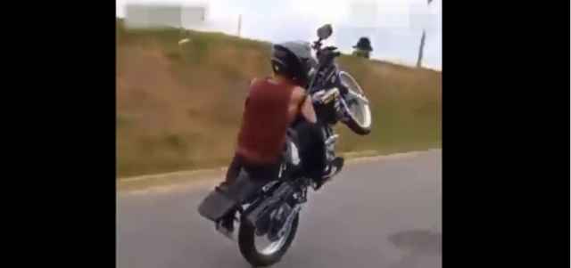 'Quái xế' cụt một tay chạy xe phân khối lớn, bốc đầu