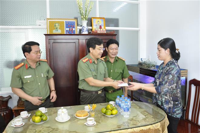 Đoàn công tác Công an Nghệ An thăm hỏi gia đình đồng chí Công an hi sinh tại Cần Thơ
