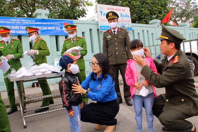 Tặng khẩu trang cho người dân ven biển 