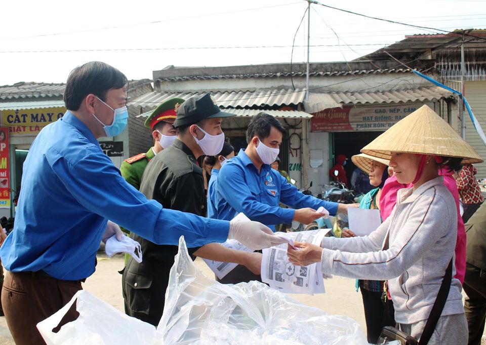 Phát miễn phí khẩu trang kháng khuẩn cho người dân