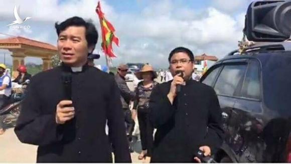 Khoác áo linh mục, sao lại làm điều phản nước, hại dân