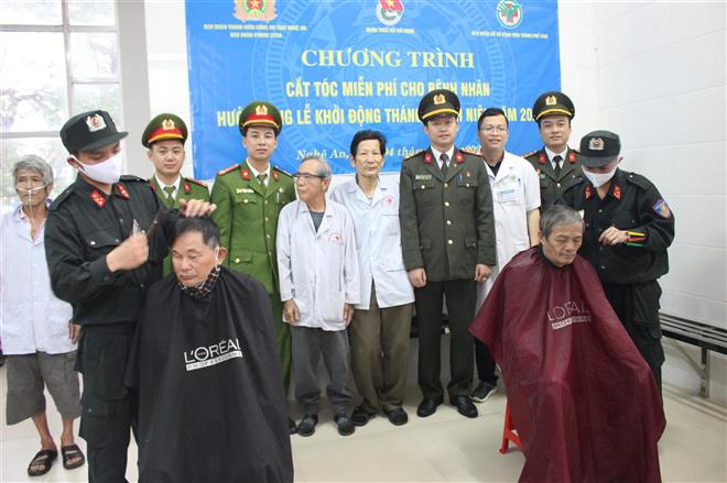 Đoàn Thanh niên Phòng Cảnh sát cơ động: Cắt tóc miễn phí cho bệnh nhân