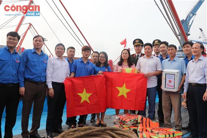 Tuổi trẻ Nghệ An 'Tình nguyện, sáng tạo vì cuộc sống cộng đồng, vì biên giới, biển, đảo quê hương'