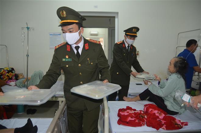 Đoàn Thanh niên Phòng Công tác đảng và công tác chính trị phát suất ăn thiện nguyện