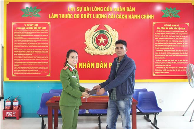 Trao trả tài sản cho người dân đánh rơi
