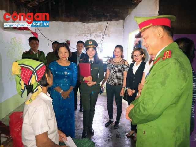 Tặng quà cho các hộ gia đình có hoàn cảnh khó khăn