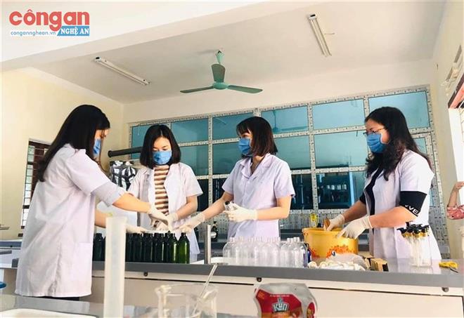 Ghi nhận những ngày đầu học sinh đi học lại sau kỳ nghỉ dài vì dịch COVID-19
