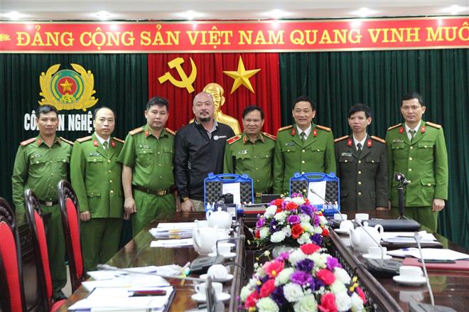 Bàn giao các thiết bị, phương tiện kỹ thuật cho Công an tỉnh Nghệ An