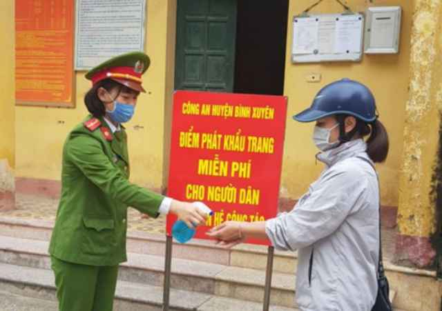 Những nữ cán bộ Công an trong 'tâm dịch Sơn Lôi'