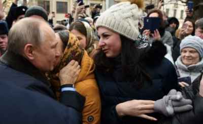 Cô gái Nga cầu hôn Tổng thống Putin