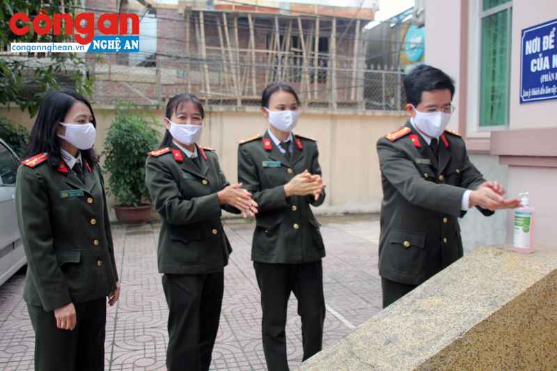 Công an Nghệ An: CBCS phải rửa tay sát khuẩn và đeo khẩu trang