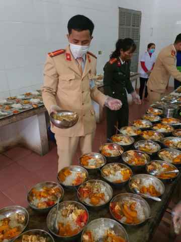 Đong đầy chương trình 'Bát cơm sẻ chia' tại Trung tâm Bảo trợ xã hội