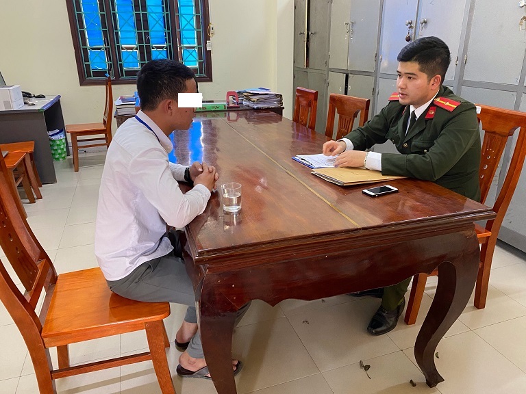Công an huyện Tân Kỳ làm việc với N.V.H (làm mờ giúp em mặt của H. ạ)