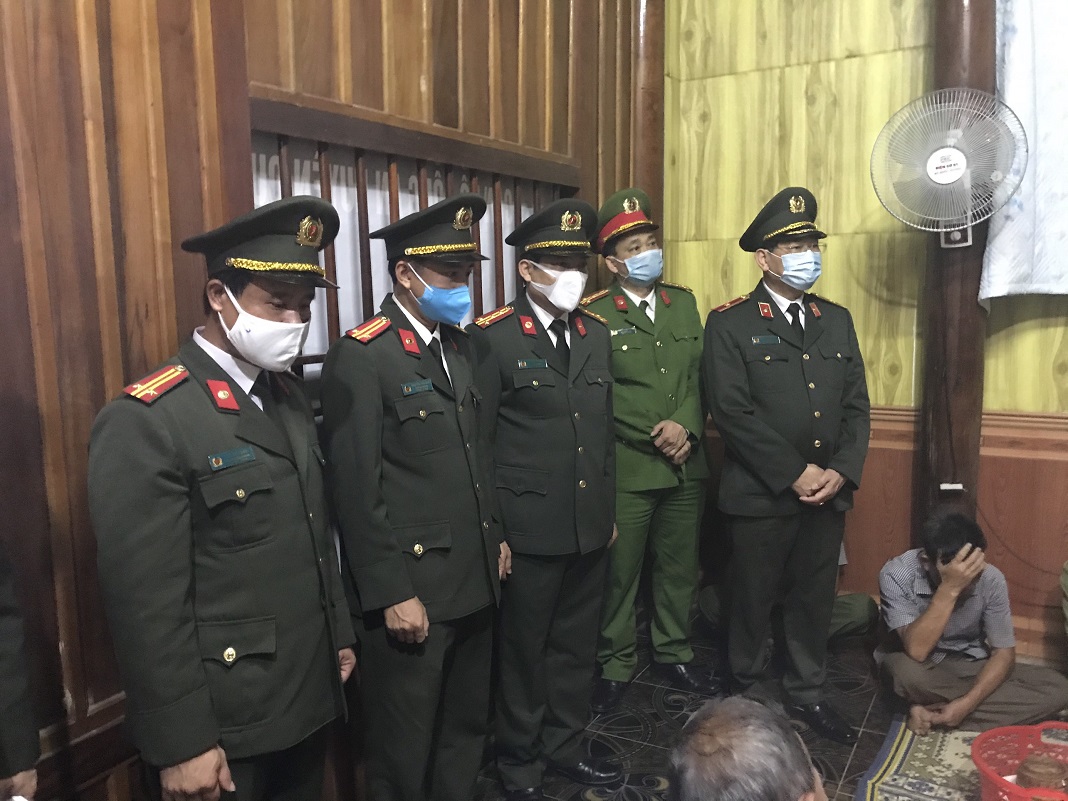 đồng chí Thiếu tướng Nguyễn Hữu Cầu, Ủy viên Ban Thường vụ Tỉnh ủy, Giám đốc Công an tỉnh, đồng chí Đại tá Nguyễn Mạnh Hùng, Phó Giám đốc Công an tỉnh, Thủ trưởng Cơ quan CSĐT đến động chia sẻ, động viên gia đình Thượng úy Sầm Quốc Nghĩa