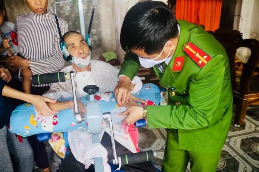 Đến tận nhà làm CMND cho người già