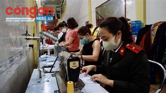 May hơn 1.500 khẩu trang vải tặng miễn phí cho các em học sinh