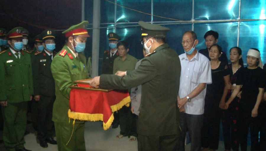Đại diện Công an tỉnh Nghệ An trao Huân chương dũng cảm của Chủ tịch nước và Bằng khen của Bộ trưởng Bộ Công an tới nhân thân gia đình đồng chí Nghĩa.