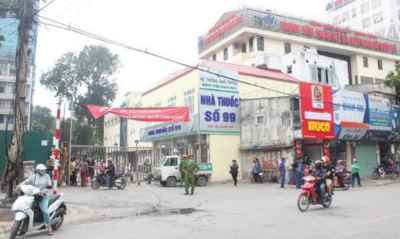 Bệnh viện Bạch Mai: Bệnh nhân và người nhà nội bất xuất ngoại bất nhập
