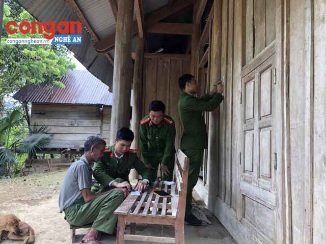 Đến tận bản tuyên truyền Luật Giao thông đường bộ và cấp phát CMND miễn phí cho người dân