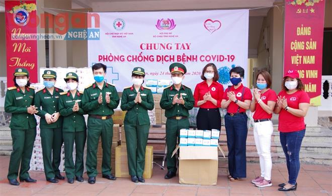 Trao quà cho cán bộ, chiến sĩ làm nhiệm vụ chống dịch COVID-19