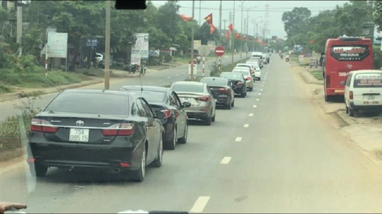 Đoàn xe cưới con ông Hùng vào sáng 31/3