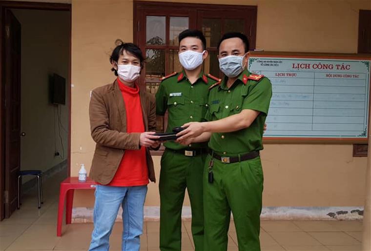 Cán bộ Công an nhặt được của rơi trả người bị mất