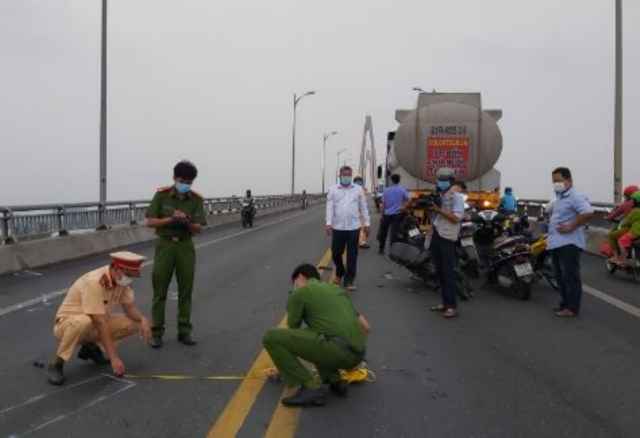 Xe máy va chạm xe chở nước từ thiện, 1 người nguy kịch
