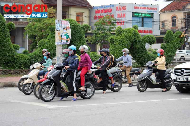 TP Vinh: Bất chấp cách ly, dân nhộn nhịp ra đường