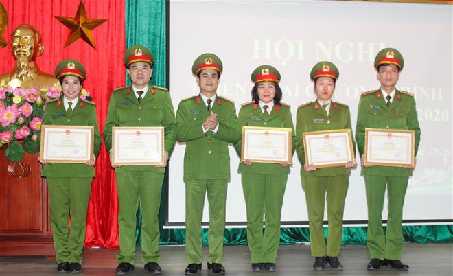 Phát huy truyền thống, tiên phong gương mẫu trong CCHC