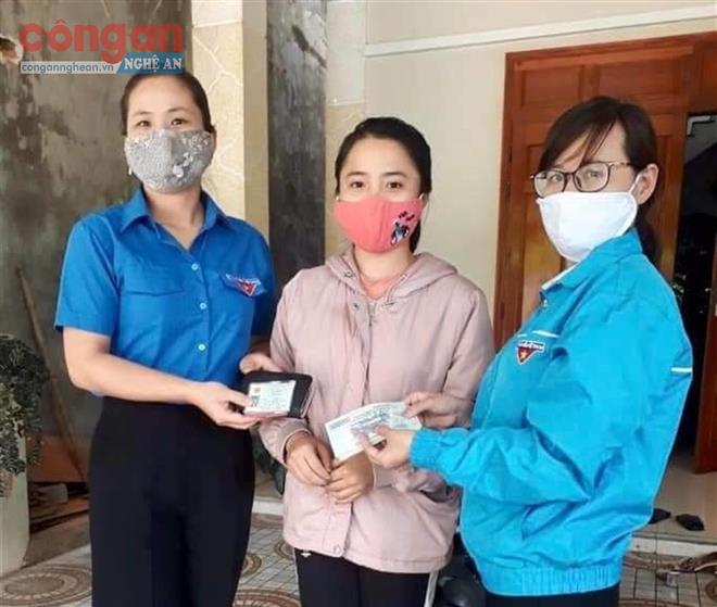 Bí thư Đoàn nhặt được ví, đăng facebook tìm người trả lại