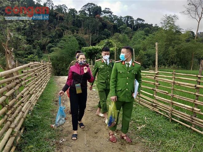 Công an xã chính quy bám cơ sở chung sức chống dịch