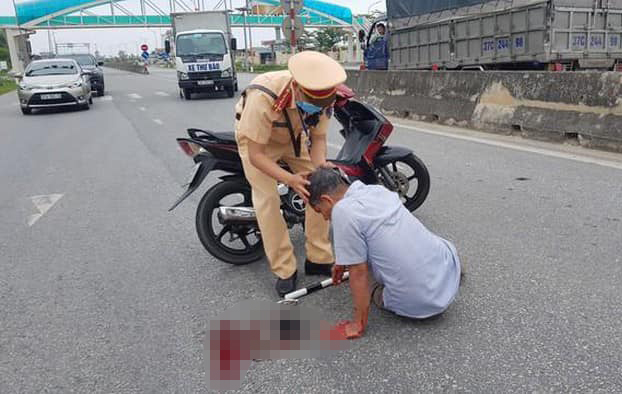 Đại uý Nguyễn Ích Hoá tiến hành sơ cứu, cầm máu cho cụ ông bị tai nạn.