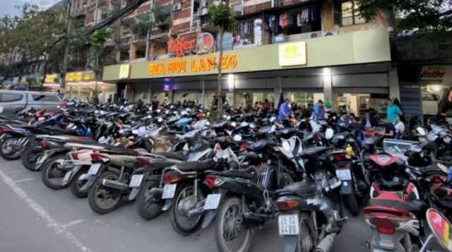 Quán nhậu ở Hà Nội đông nghịt người sau nới lỏng cách ly xã hội