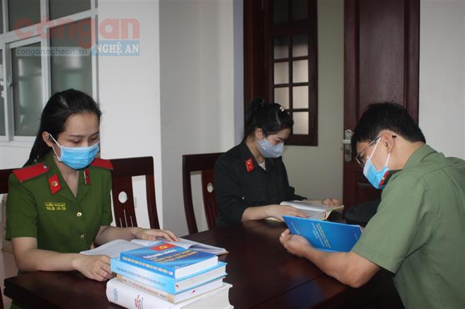 Lan tỏa 'văn hóa đọc' trong cán bộ, chiến sĩ Công an Nghệ An