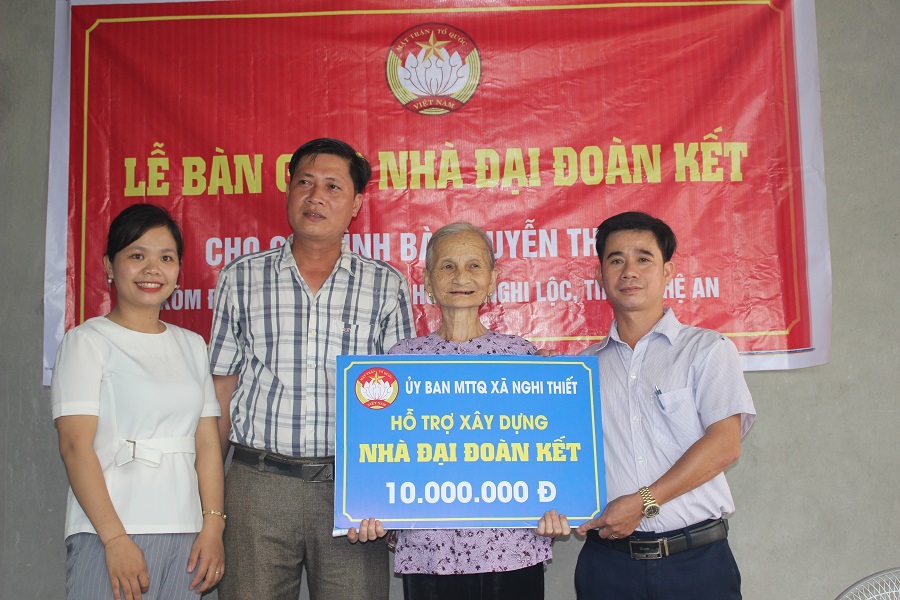 Trao nhà tình nghĩa cho bà Nguyễn Thị Tụy