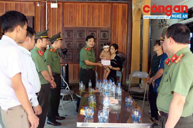 Trao 2 sổ tiết kiệm trị giá 1 tỷ đồng cho gia đình Đại úy Sầm Quốc Nghĩa