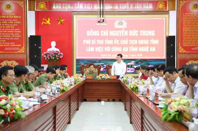 Đồng chí Nguyễn Đức Trung, Phó Bí thư Tỉnh ủy, Chủ tịch UBND tỉnh làm việc với Công an Nghệ An