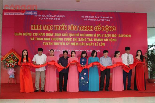 Khai mạc triển lãm tranh cổ động chào mừng 130 năm ngày sinh Chủ tịch Hồ Chí Minh