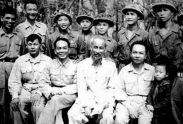 Tháng Năm và đạo lý dân tộc 'ăn quả nhớ người trồng cây'